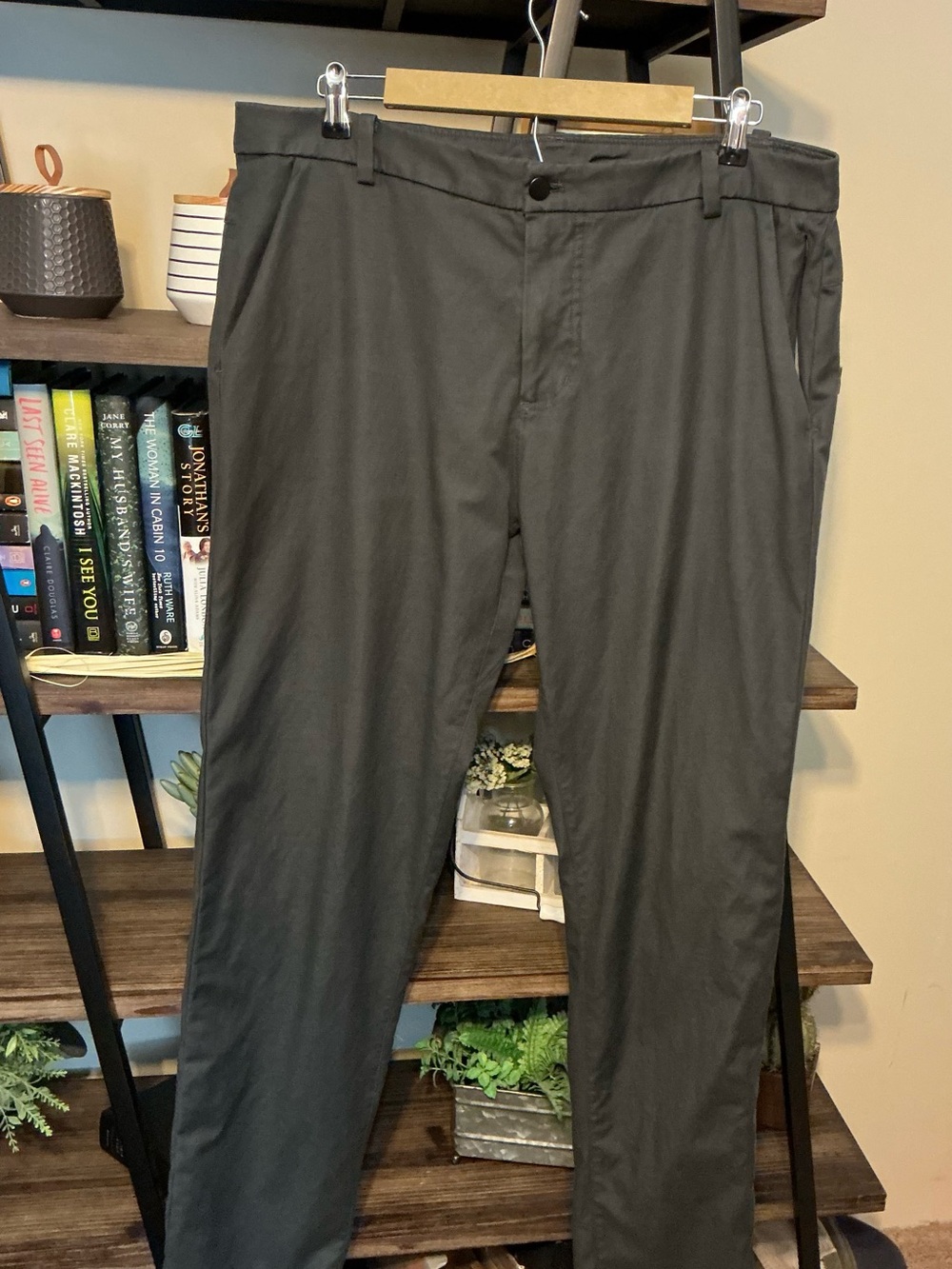 Men’s Lululemon Commission Pants in an obsidian gray Size 36x32